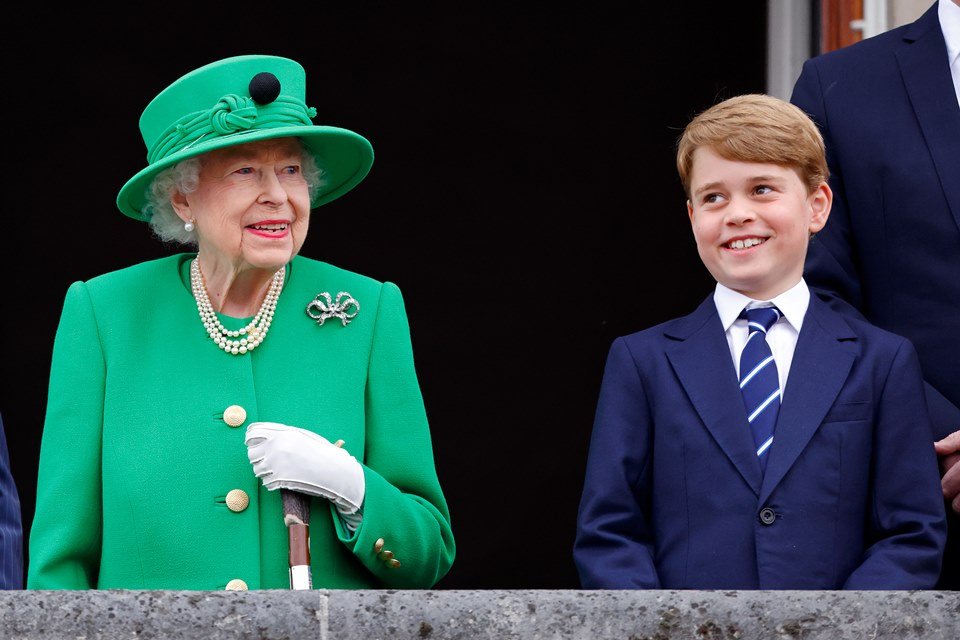 Foto colorida. Rainha Elizabeth e príncipe George