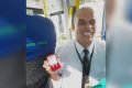 Motorista de onibus pede a namorada em casamento dentro de coletivo em Petrópolis no RJ 1