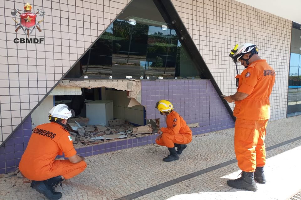 Bombeiros avaliam rombo que motorista fez em parede de agência bancária no Lago Norte após derrubar poste - Metrópoles