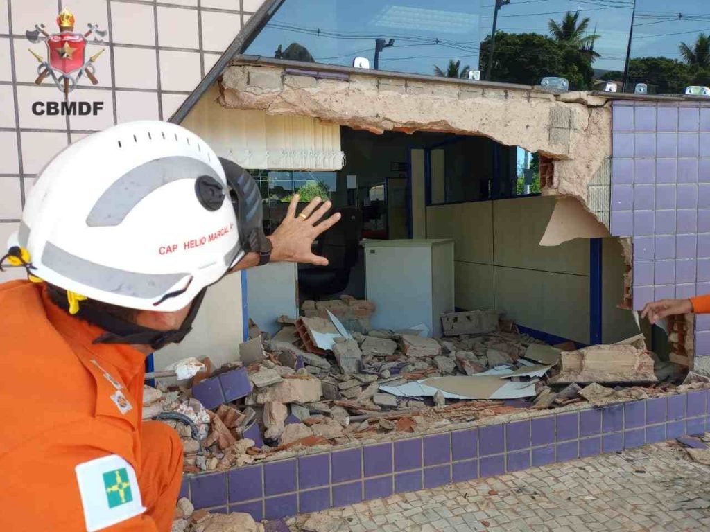 Bombeiros avaliam rombo que motorista fez em parede de agência bancária no Lago Norte após derrubar poste - Metrópoles
