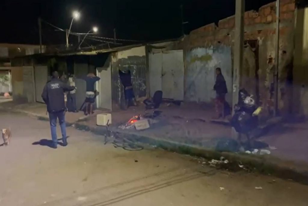 Suspeito sendo abordado por policias - Metrópoles