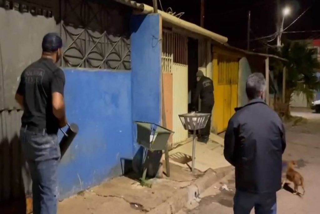 Policiais cumprindo mandado em residências - Metrópoles