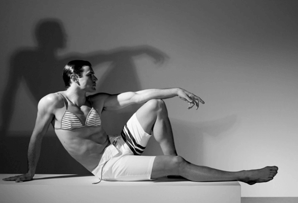 Na imagem em preto e branco, modelos sem camisa usam shorts da Thom Browne