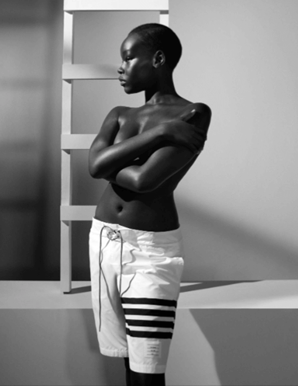 Na imagem em preto e branco, modelos sem camisa usam shorts da Thom Browne
