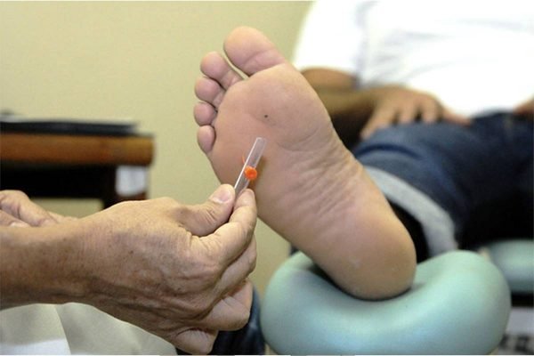 Foto de um pé sendo testado