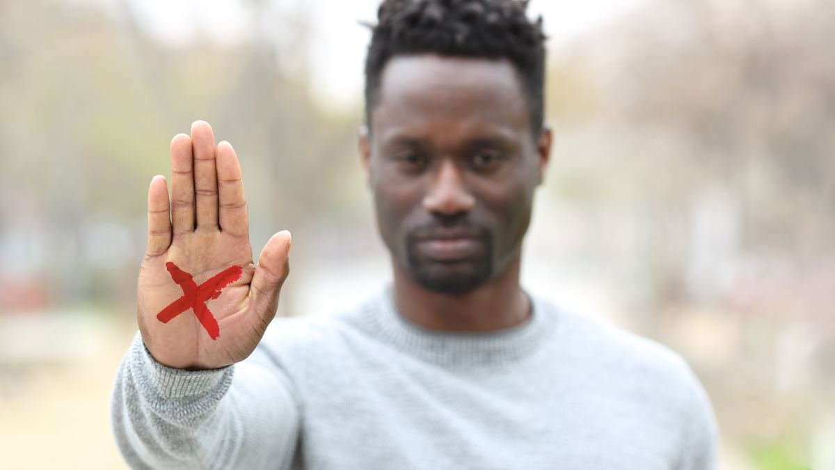 Sinal Vermelho: ação convoca homens a combater violência doméstica
