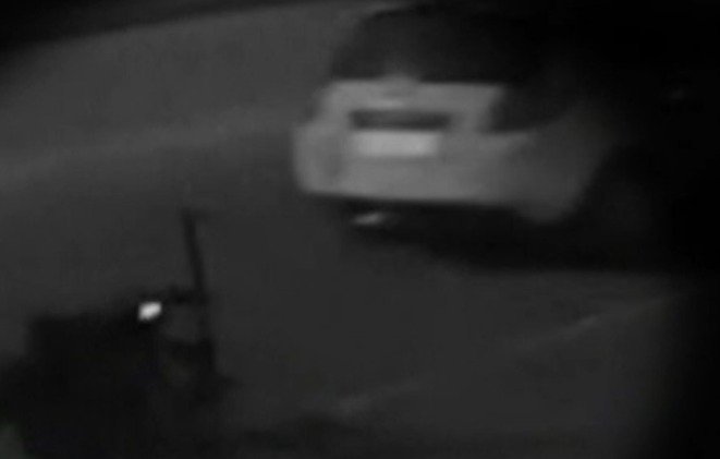 Parte traseira de um carro branco fugindo após atropelar ciclistas - Metrópoles