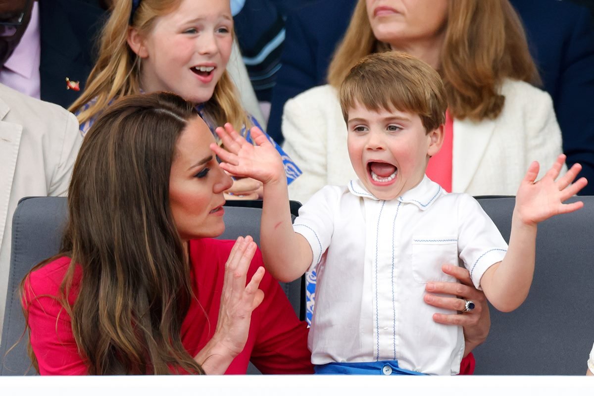 Foto colorida. Kate Middleton e príncipe Louis