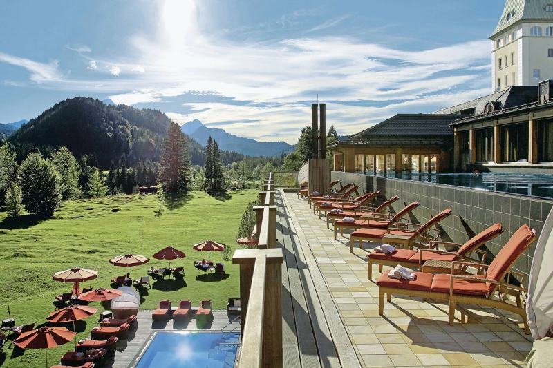fotografia colorida de resort com vista para montanhas esverdeadas nos alpes alemães