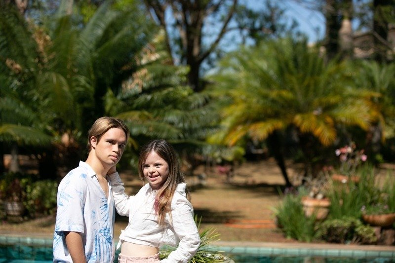 Gabriel e Vitória fazem pose para foto em pé