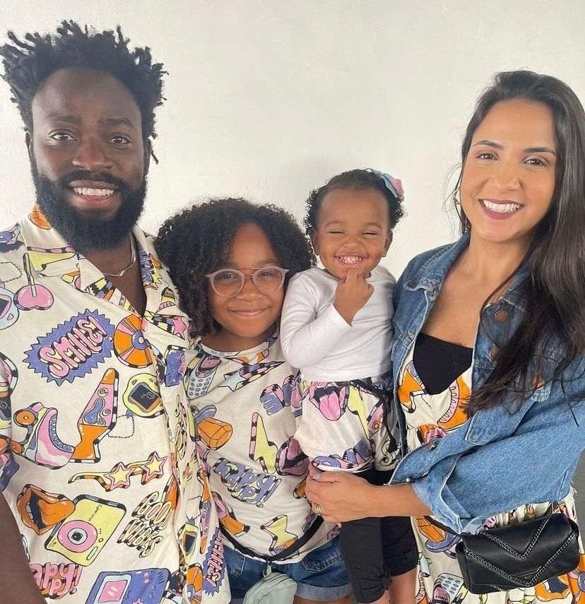 O ex-BBB22 e ator, Douglas Silva, posa para foto ao lado de sua filha pequena Maria Flor junto com sua outra filha bebê e a mulher. Todos sorriem - Metrópoles