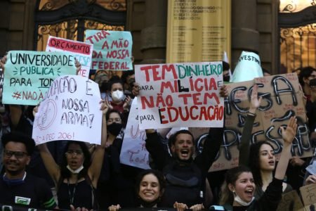Estudantes fazem um protesto contra os cortes na educação da PEC 206 e contra o presidente Jair Bolsonaro (PL), em frente ao Theatro Municipal no centro de São Paulo, nesta tarde de quinta-feira, 09.