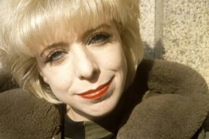 A cantora Julee Cruise, famosa pelo tema de Twin Peaks