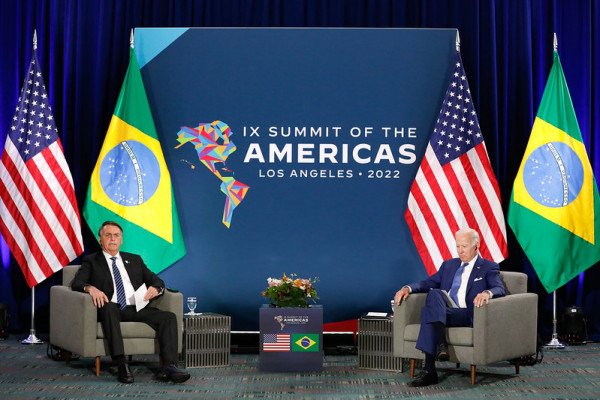 Reunião bilateral do presidente americano Joe Biden com Bolsonaro na Cúpula das Américas Ao fundo, as bandeiras dos Estados Unidos e Brasil - Metrópoles