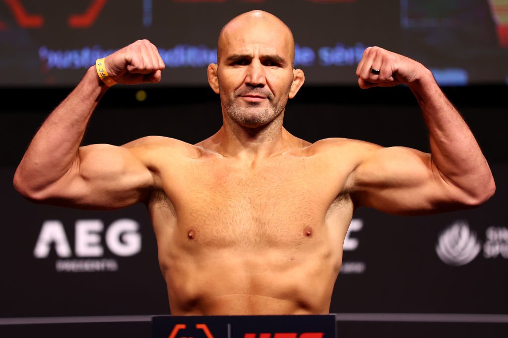 Aos 42 Anos, Glover Teixeira Defende Cinturão Pela Primeira Vez No UFC ...