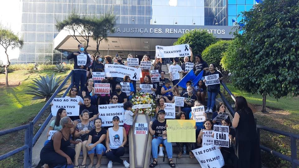 Protesto contra rol taxativo da ANS