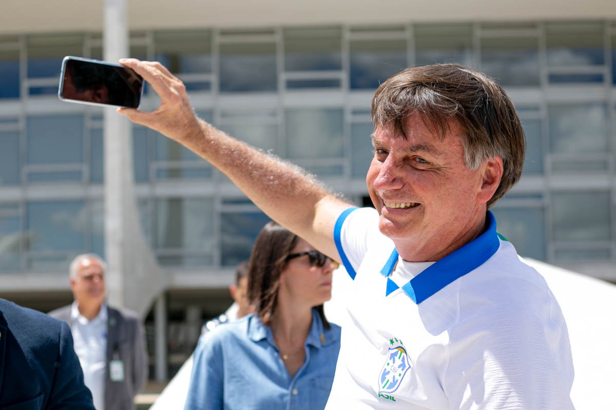 Presidente Jair Bolsonaro comprimenta participamente do protesto contra o Congresso Nacional e o STF