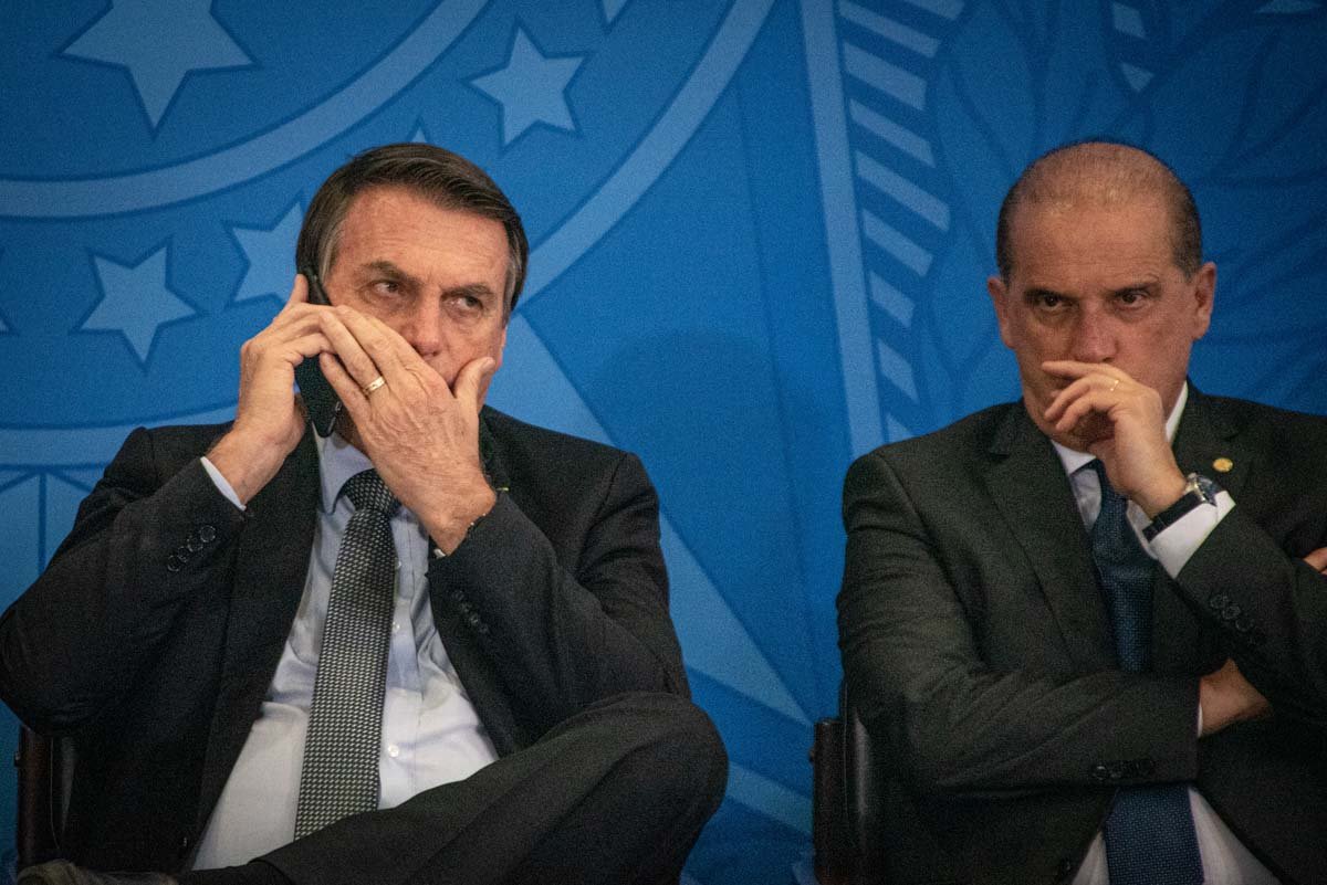 Presidente Jair Bolsonaro conversa ao celular no planalto