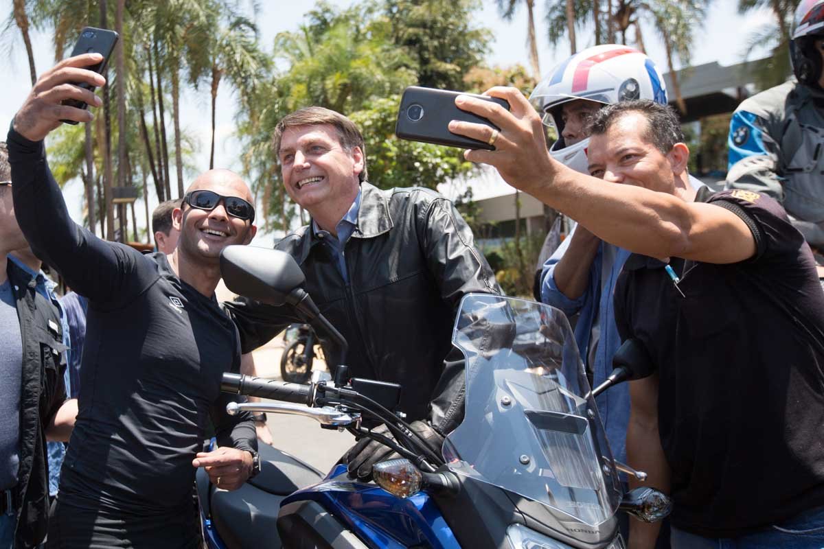 Bolsonaro compra moto no feriado de finados