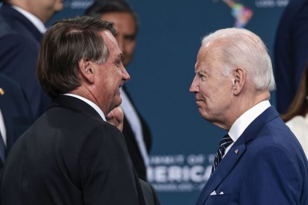 Presidente dos EUA, Joe Biden, fala com o presidente Jair Bolsonaro do Brasil após uma foto de grupo com líderes da IX Cúpula das Américas no LA Convention Center Los Angeles, Califórnia