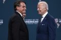Presidente dos EUA, Joe Biden, fala com o presidente Jair Bolsonaro do Brasil após uma foto de grupo com líderes da IX Cúpula das Américas no LA Convention Center Los Angeles, Califórnia