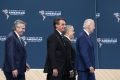Presidente dos EUA, Joe Biden, fala com o presidente Jair Bolsonaro do Brasil após uma foto de grupo com líderes da IX Cúpula das Américas no LA Convention Center Los Angeles, Califórnia