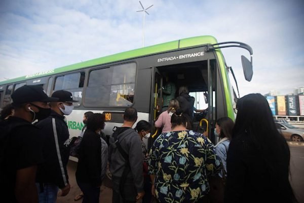 Passageiros entrando em ônibus no DF - Metrópoles