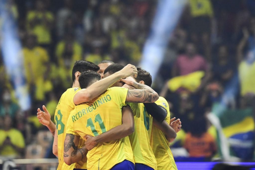 seleção de vôlei do brasil comemora ponto durante jogo da Liga das Nações de Vôlei Masculina contra a China no ginasio nilson nelson em brasília
