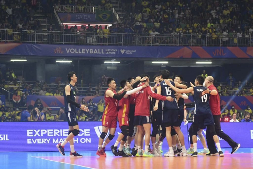 selecao de volei da china durante jogo da Liga das Nações de Vôlei Masculina contra a China no ginasio nilson nelson em brasília 5 comemora o lance