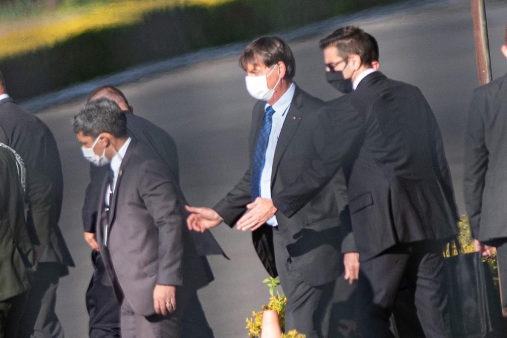 presidente Bolsonaro chega ao palacio da alvorada e fala com apoiadores