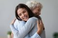 Duas mulheres se abraçando