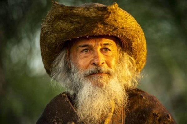 foto colorida de um homem usando chapéu de palha