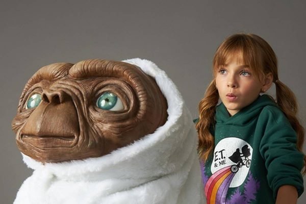 Na imagem com cor, modelo usa peças da coleção-cápsula da Amaro em comemoração dos 40 anos do filme E.T