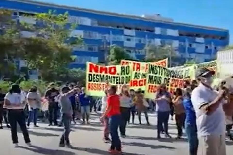 Manifestação de instituições beneficentes em frente da Sedes - Metrópoles