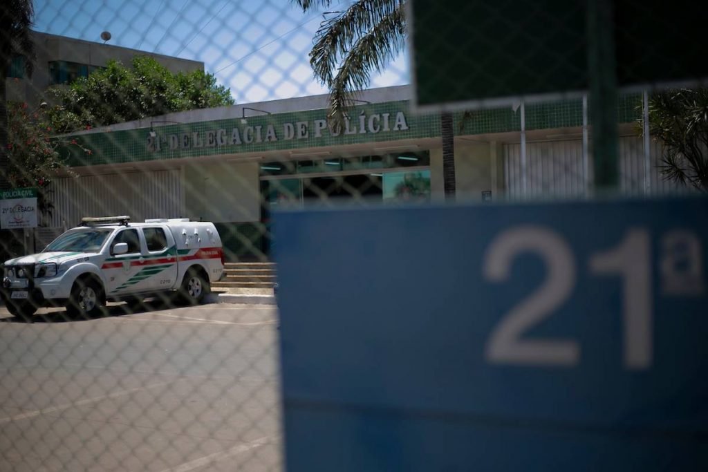 Viatura estacionada em delegacia de Taguatinga - Metrópoles