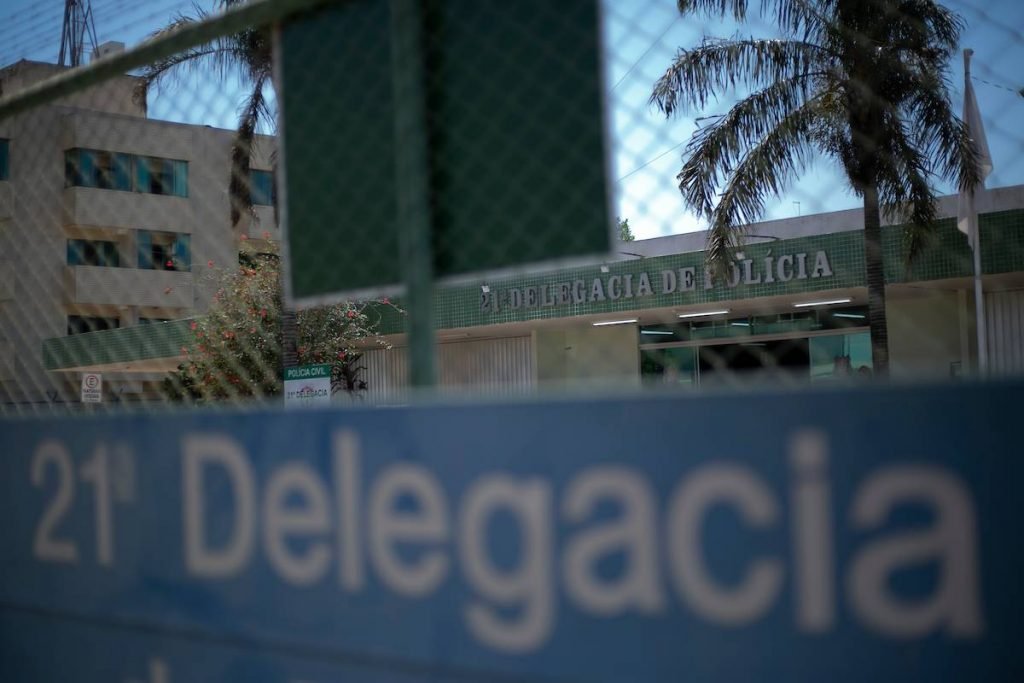 Placa azul em frente delegacia - Metrópoles