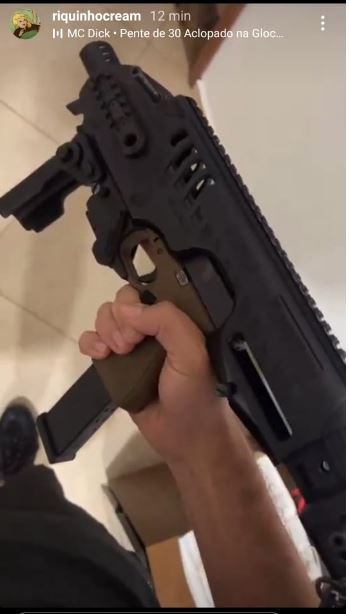 Foto de jovem com arma na mão
