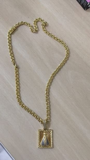Cordão de ouro com imagem da Virgem Maria