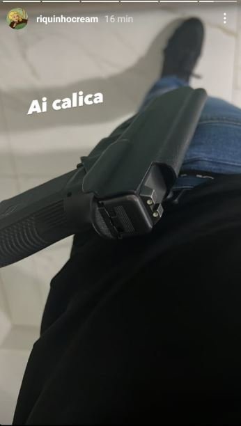 Jovem com arma pendurada na calça
