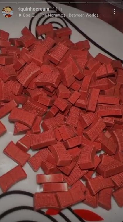 Porções de ecstasy na cor vermelha