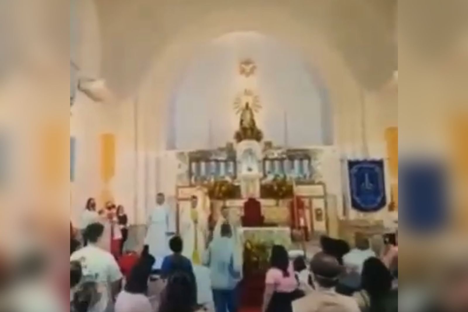 Vídeo: homem ataca padre em missa por não poder se casar pela 2ª vez |  Metrópoles