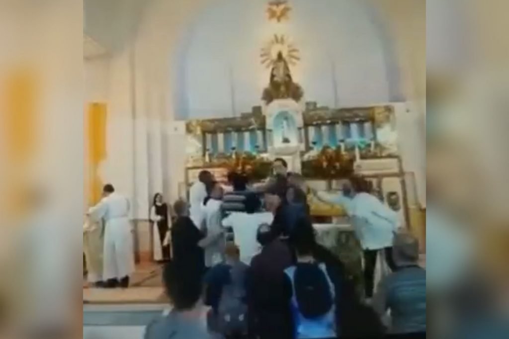 Homem ataca padre durante missa no RJ 3