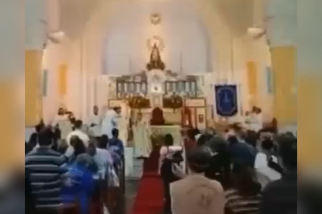 Homem ataca padre durante missa no RJ 3