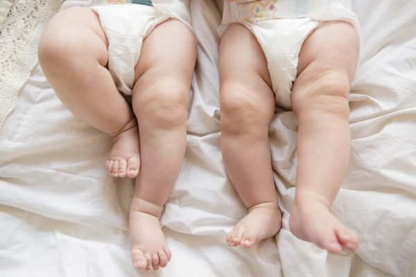 pernas de bebês gêmeos