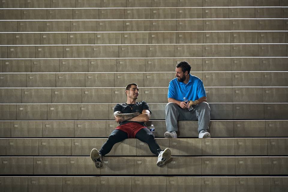 dos hombres, sentado, en, gimnasio, escaleras