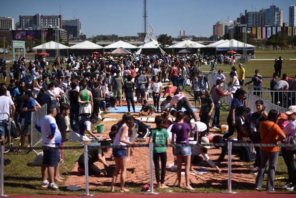 Pessoas reunidas na Esplanada em comemoração ao Corpus Christi próxima a tendas - Metrópoles