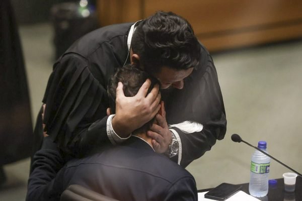 Advogado de defesa, Cláudio Dalledone, abraça Dr. Jairinho durante depoimento sobre a morte do menino Henry Borel no Rio de Janeiro