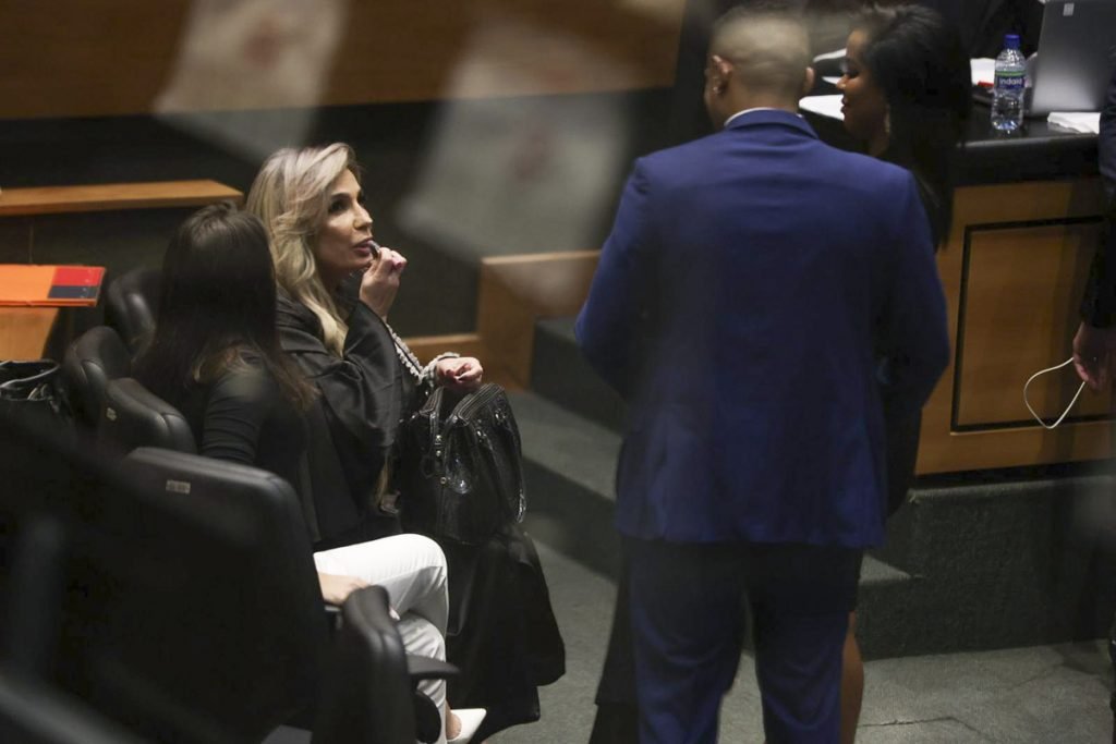 Flavia Froes advogada do Dr Jairinho, passa batom, durante no TJ durante depoimento sobre a morte do menino Henry Borel no Rio de Janeiro 8