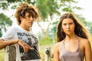 foto colorida de um homem e uma mulher olhando para frente