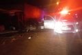 carro de polícia com o farol aceso em um local de chão batido